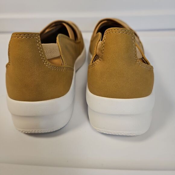 🌹New without box Tan Slipon sz 9wide - Picture 3 of 7